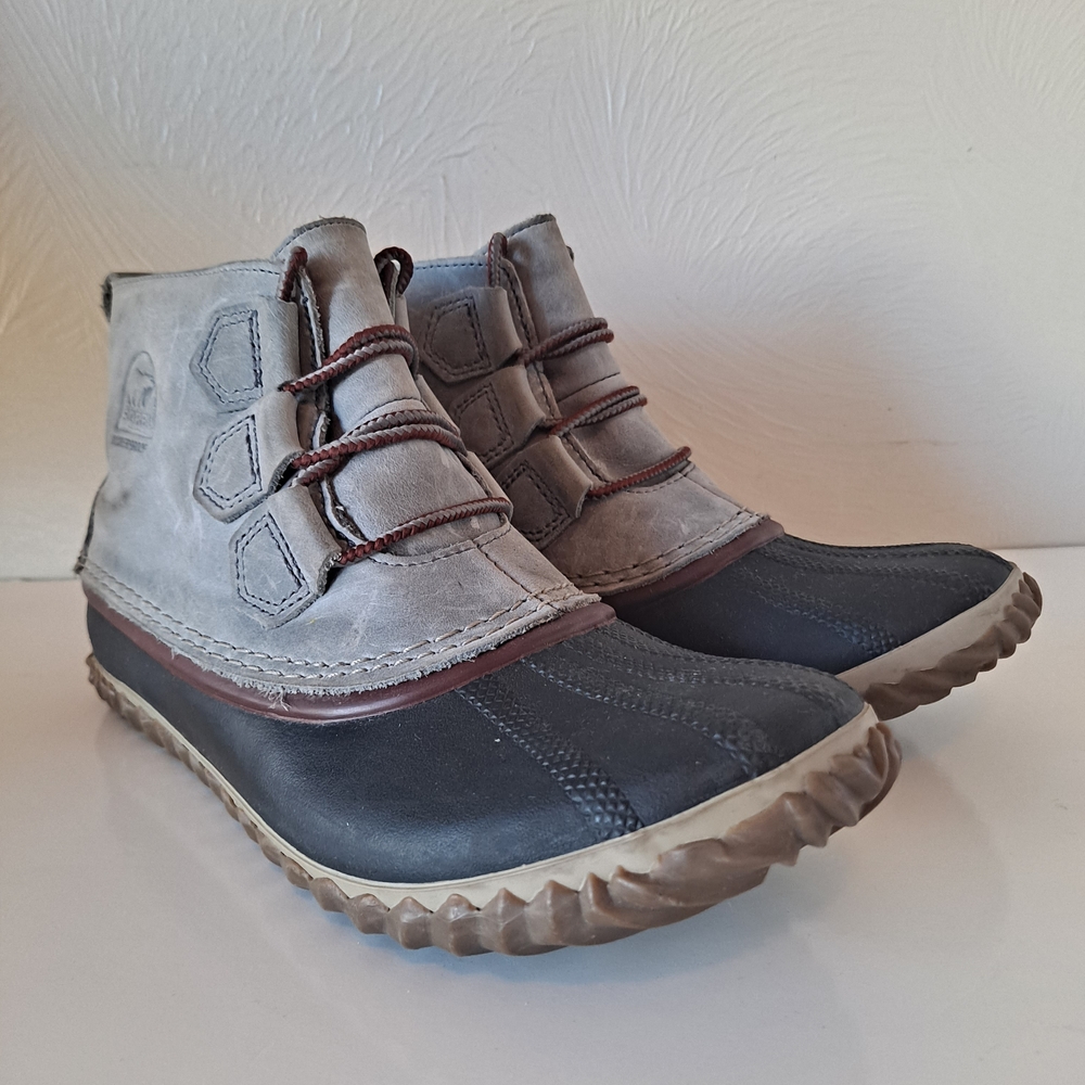 Sorel Out N About leather waterproof duck boots Size 8.5